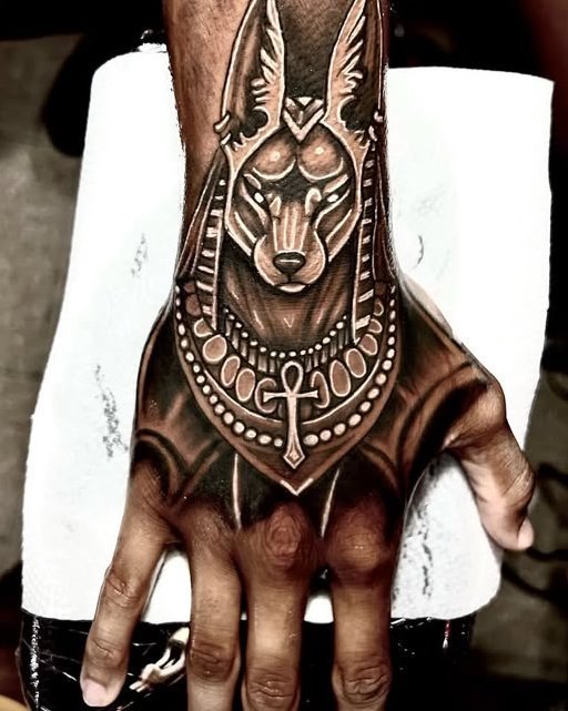 Anubis en la mano