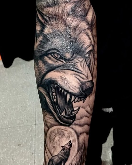 Lobo y luna en el antebrazo