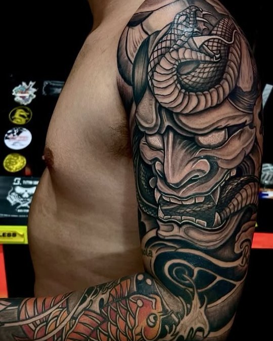 Manga japonesa con máscara hannya, serpiente y pez koi