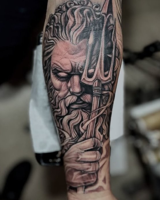 Poseidón con tridente en el antebrazo