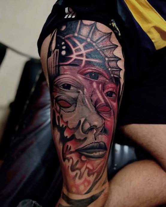 Rostro a color en la pierna, en proceso